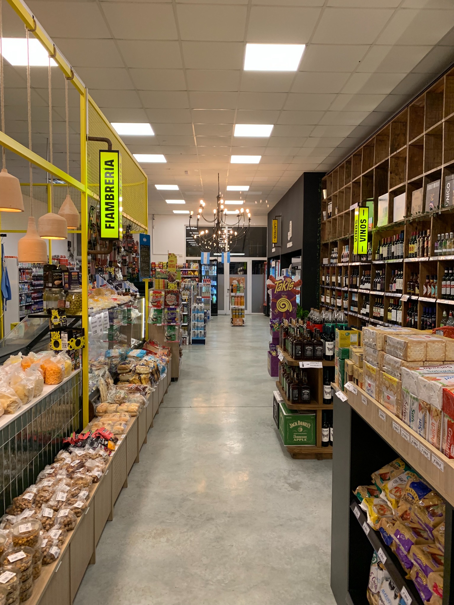 Interior real de Garden Mercado con fiambrería, góndolas y vinos
